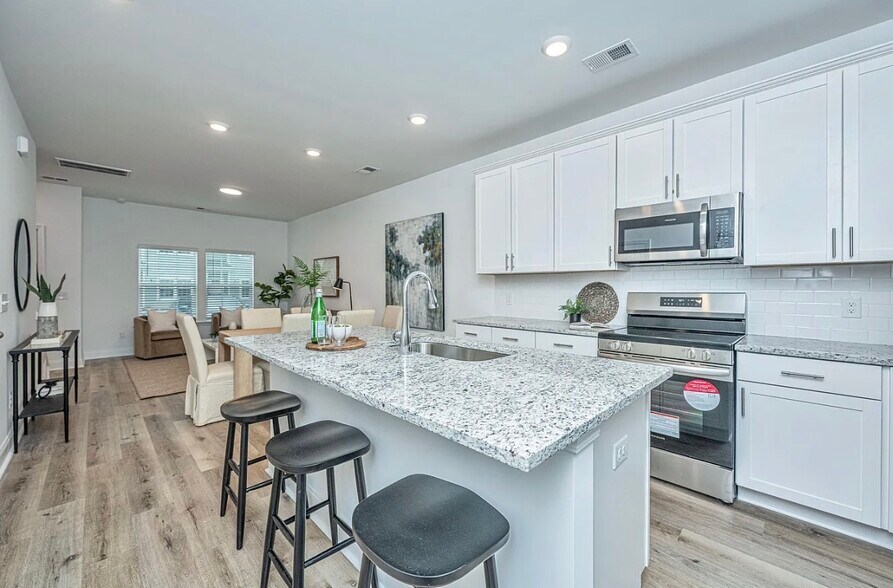 Building Photo - 102 Twin Rivers Dr