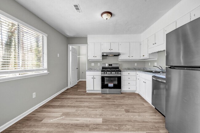 Building Photo - $500 OFF BACK TO SCHOOL SECIAL - SPACIOUS ...