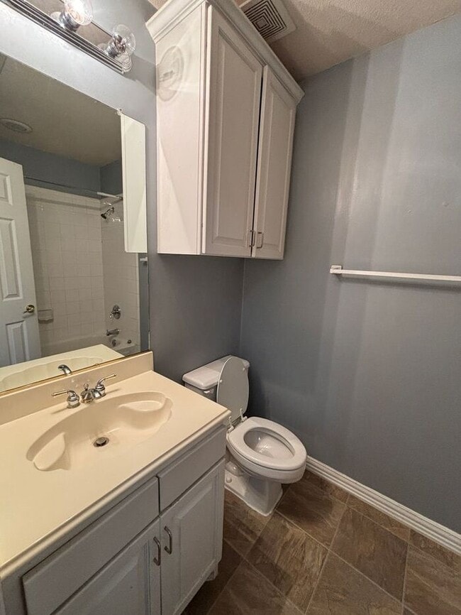 Building Photo - Beautiful 4BR 3.5BA Home w/ 3 Car Garage • Patio & Yard • 3 living areas in Grapevine