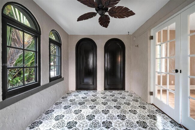 Building Photo - 447 Giralda Ave