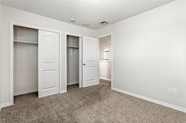 Building Photo - 649 La Entrada Cir