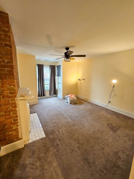 Building Photo - 389 W 4th Ave