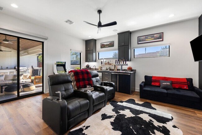 Building Photo - 223 Golden Bear Dr