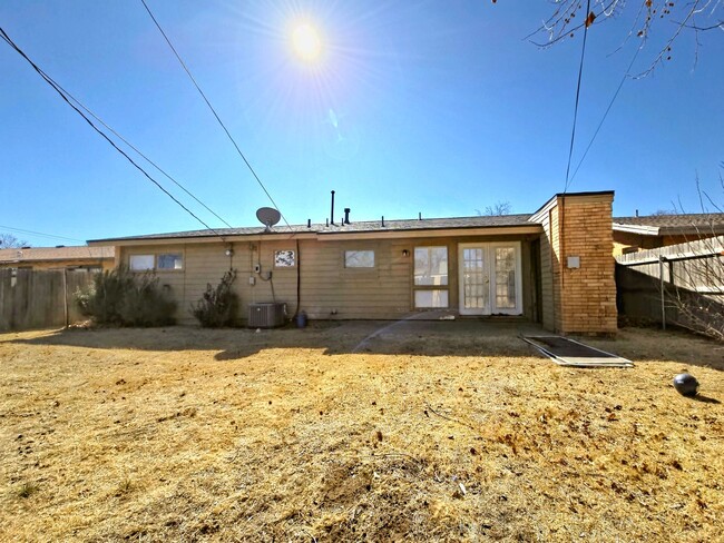 Building Photo - Charming 3 Bed 2 Bath In South Central Lubbock