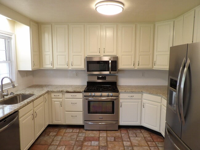 Building Photo - 102 Cedar Dr