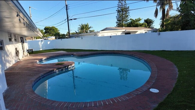 Building Photo - 600 NW 38th Ct