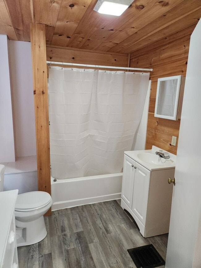 Building Photo - - Walking distance to Downtown Ellsworth -...