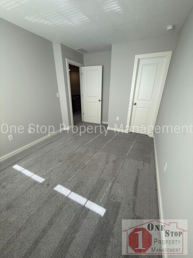 Building Photo - 3 Bedroom / 2.5 Bathroom Townhome in Louisburg, KS!