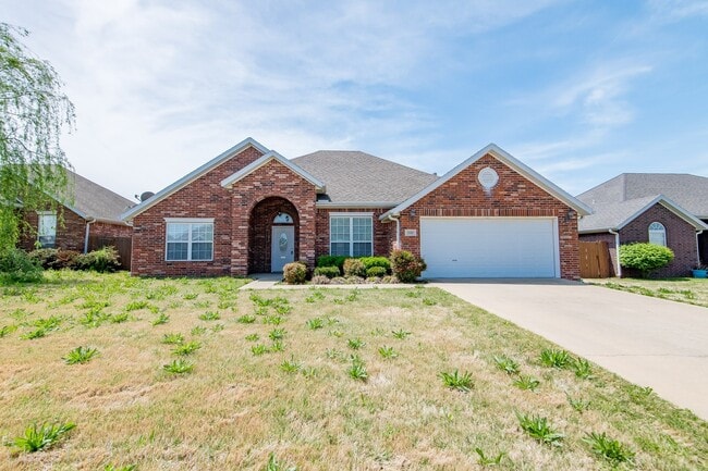 Building Photo - Large 3 Bedroom Home in Perfect Condition! Great Location!
