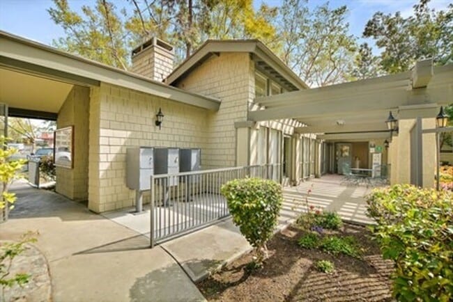 Building Photo - 960 E Bonita Ave