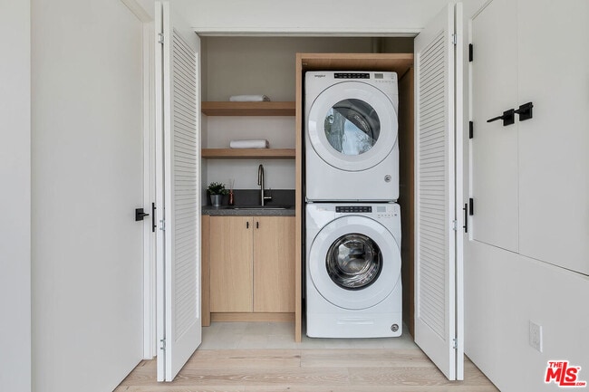 Building Photo - 610 S Van Ness Ave