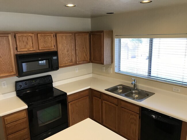 Building Photo - Gilbert Home - 5 Bed + Den & 2.75 Bath with Beautiful Pebble Teck Pool