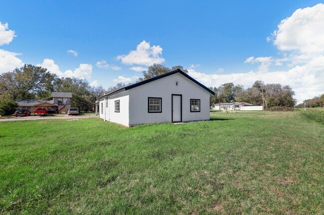 Building Photo - BEAUTIFUL- UPDATED 3 bedroom 1 Bath in Cleburne!