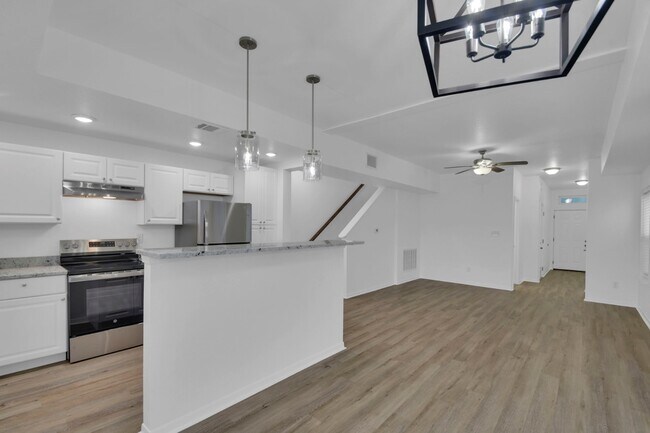 Building Photo - 1008 E Fannin St