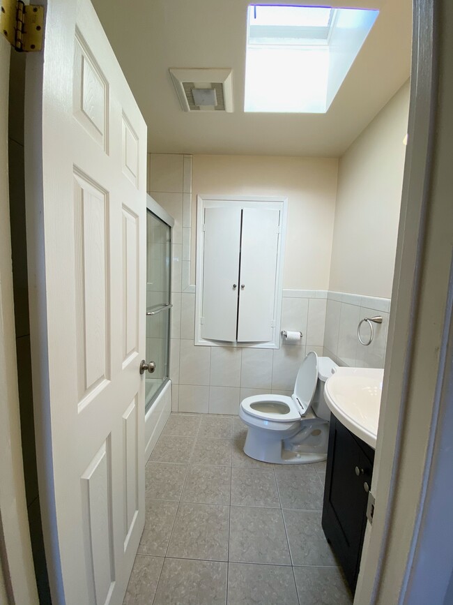 Bathroom - 601 N Amphlett Blvd