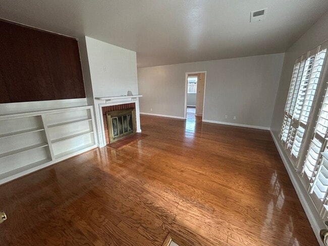 Building Photo - Spacious 3 Bed/1.5 Bath Home Located in He...
