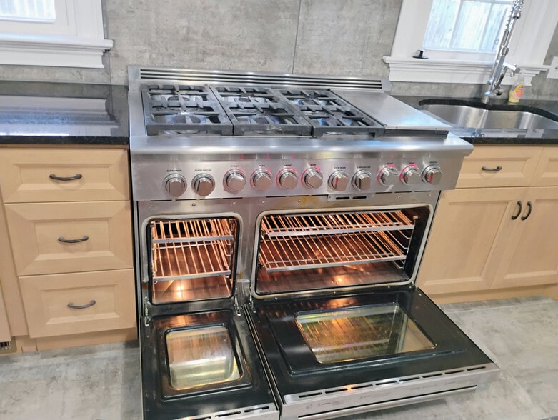 Double oven gas range. - 821 S William St