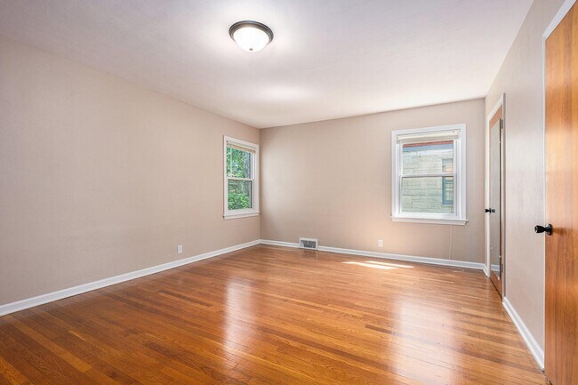 Building Photo - 912 Dwillard Dr