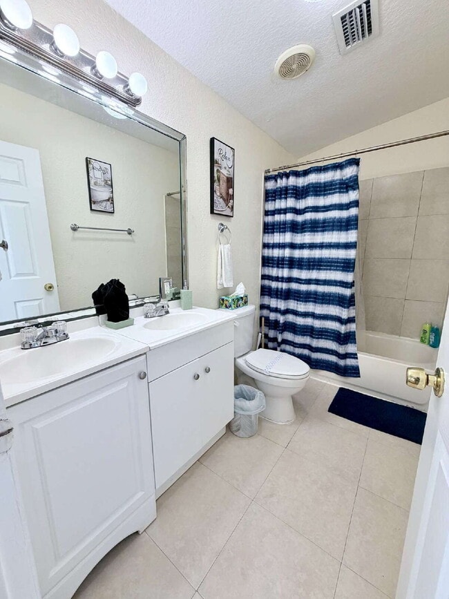 Building Photo - "Charming 1-Bedroom for Rent, Oasis in Vibrant West Palm Beach – Your Ideal Urban Retreat!"