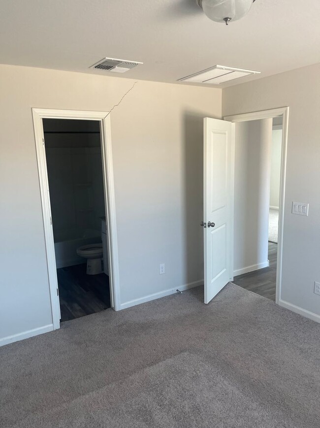 Building Photo - 2 weeks free rent with approved applicatio...