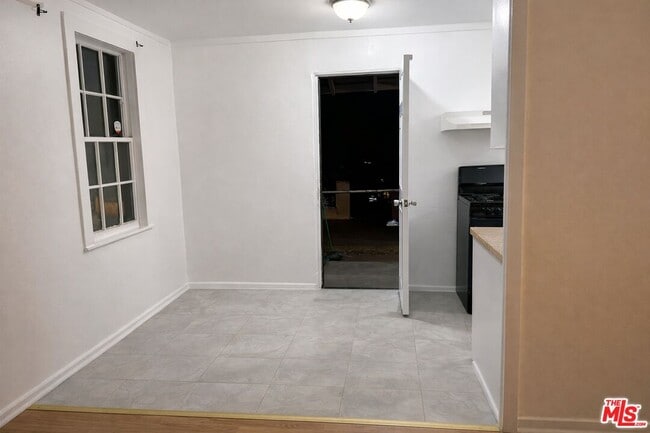 Building Photo - 993 W Hays St