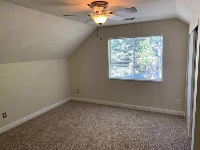 Building Photo - Great home near Shopping Centers!