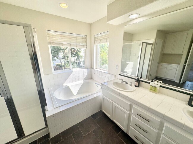 Building Photo - Beautiful 5 bed 3 bath Home in Wildhorse