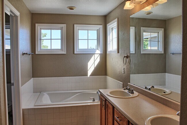 Building Photo - 4 bed 2.5 bath home in the Meadows