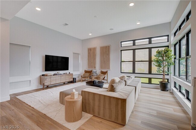 Building Photo - 779 Willits St