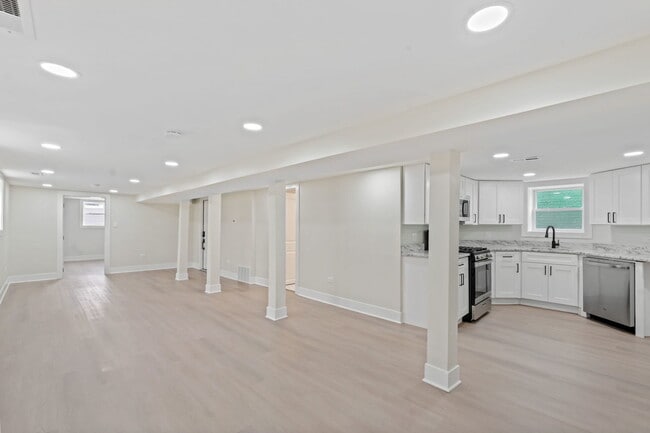 Building Photo - 9419 S St Lawrence Ave