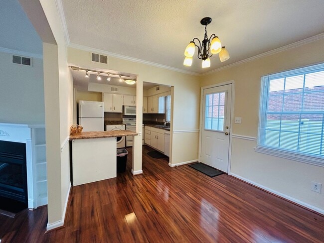 Building Photo - Charming 2 bedroom, 2.5 bathroom townhome in Greensboro w/2 master-suites/community pool