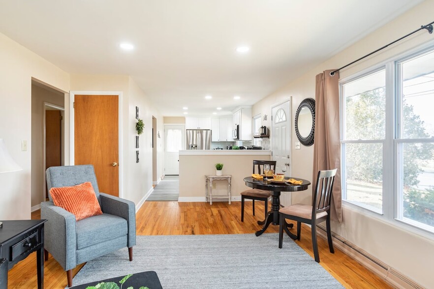 Building Photo - 2346 Pine St