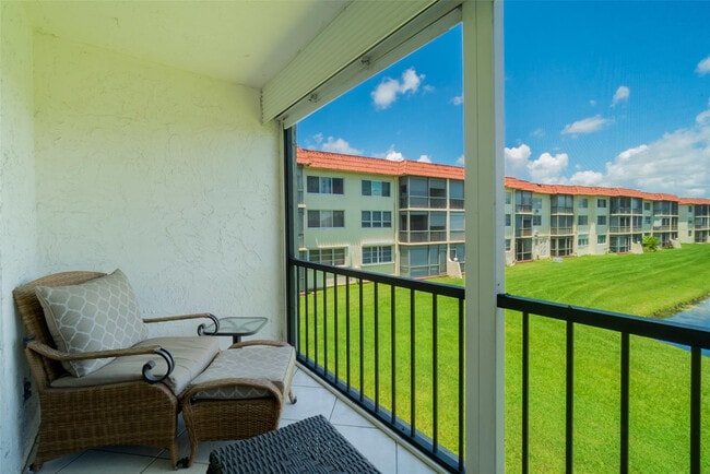 Building Photo - 820 S Hollybrook Dr