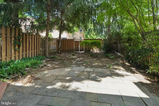 Building Photo - 156 Eaton Dr
