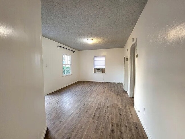 Building Photo - Nice and comfortable home