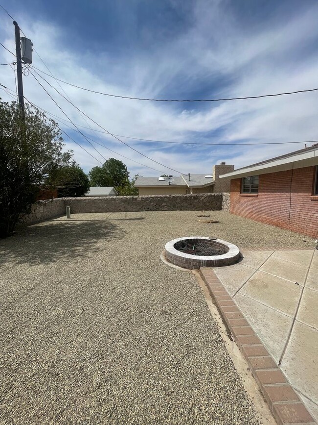 Building Photo - Charming 4 Bedroom/2 Bathroom House Near NMSU