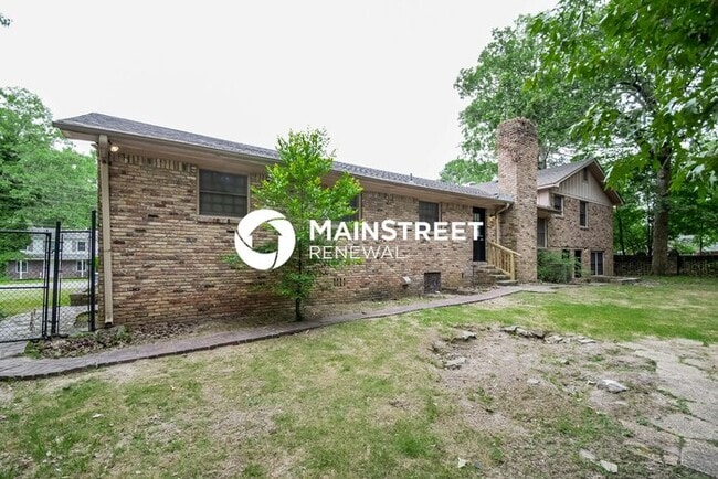 Building Photo - 5 Bedroom Pet-Friendly Home in Center Poin...