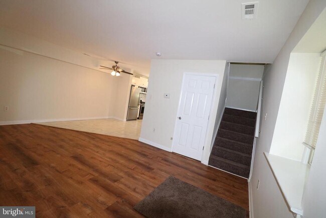 Building Photo - 32 Pin Oak Ln