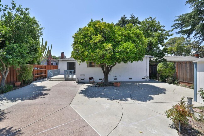 Building Photo - 1841 Briarwood Dr