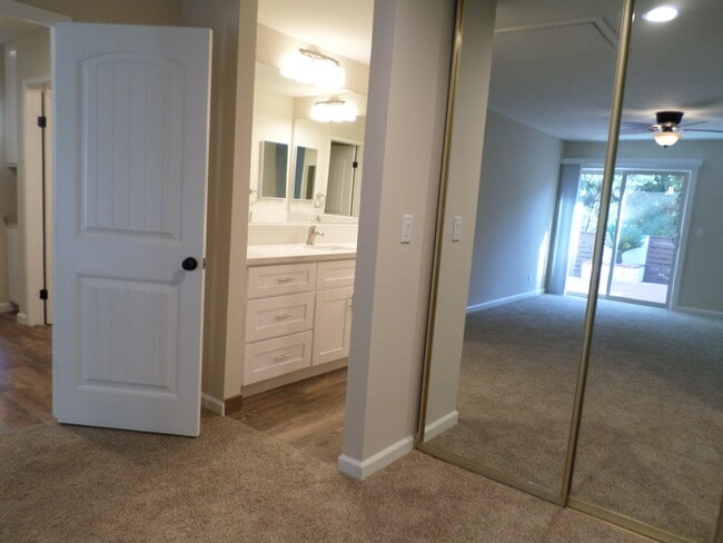 Building Photo - 806 Cardamom Ct