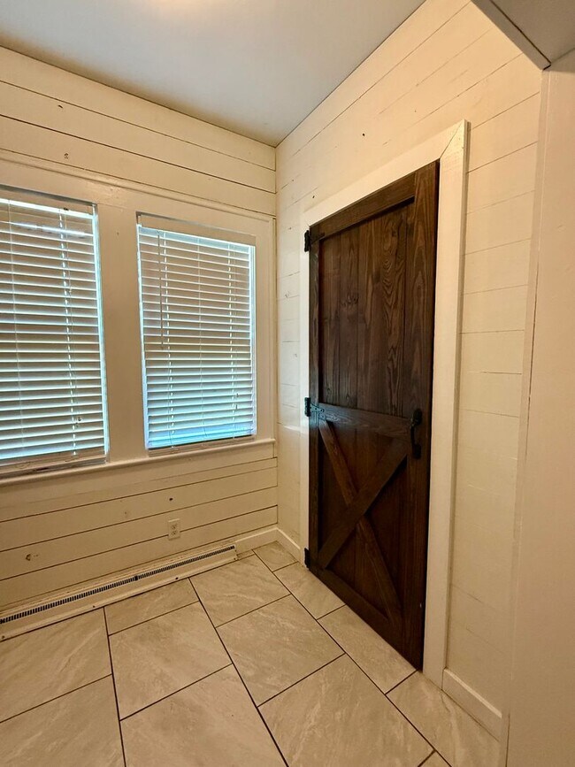 Building Photo - Three bedroom, 1 bath house in Burlington