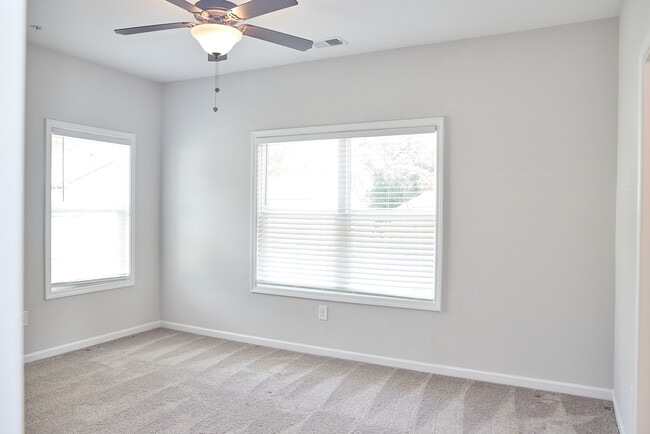 Building Photo - 2890 Regal Park Dr NW