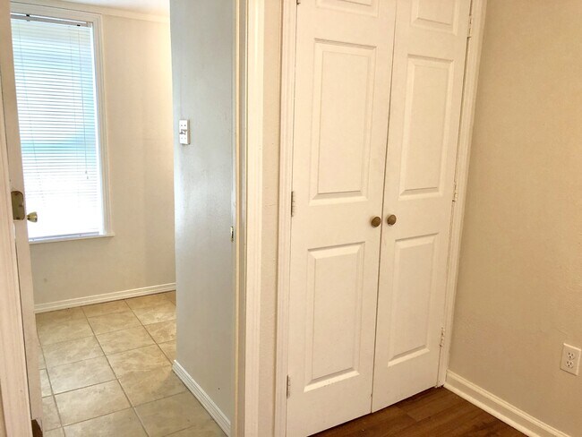 Building Photo - 3br/2ba cottage by LSU with all new appl, 2nd house from River Road