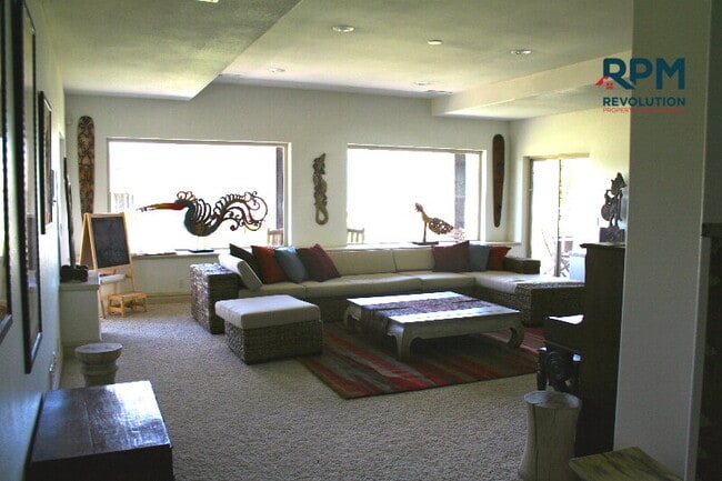 Building Photo - "Experience Luxury Living: Spacious 5-Bed ...