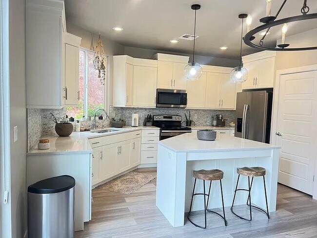 Building Photo - 438 N Stone Mountain Dr