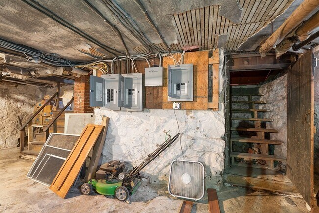 Building Photo - 5 Wenham St