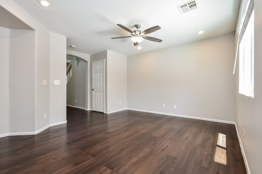Building Photo - 9213 Millikan Ave