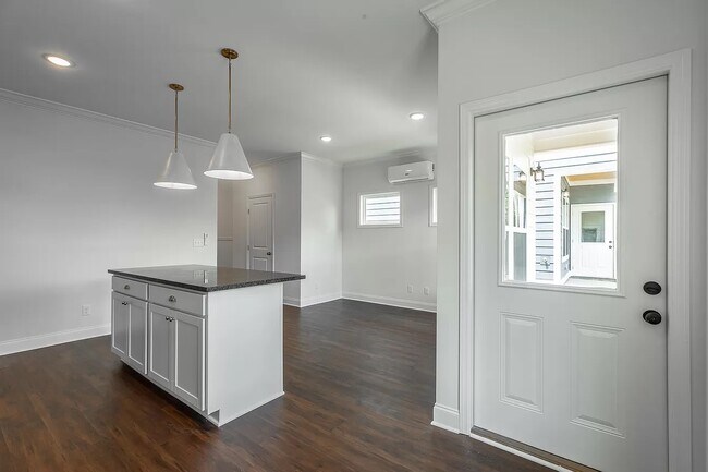 Building Photo - 5562 Stream Ln