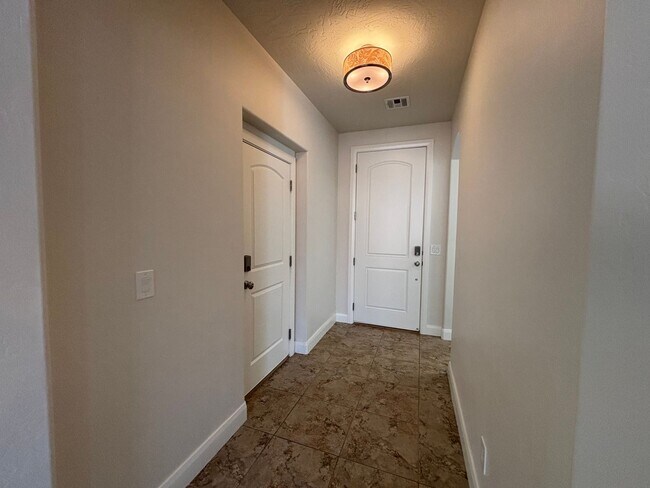 Building Photo - SPACIOUS HOME FOR RENT!