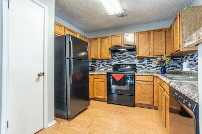 Building Photo - RENOVATED 3-BEDROOM IN NORTHWEST CROSSING
